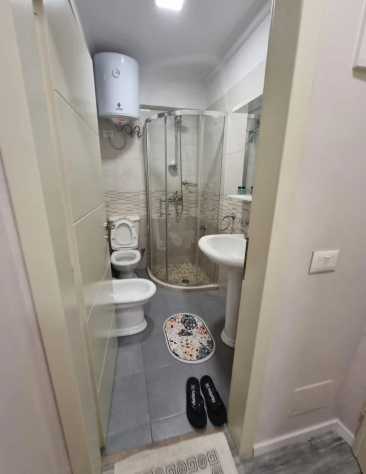 Tirane, jepet me qera apartament 2+1 Kati 2, 800 € (Tek Pazari i Ri)