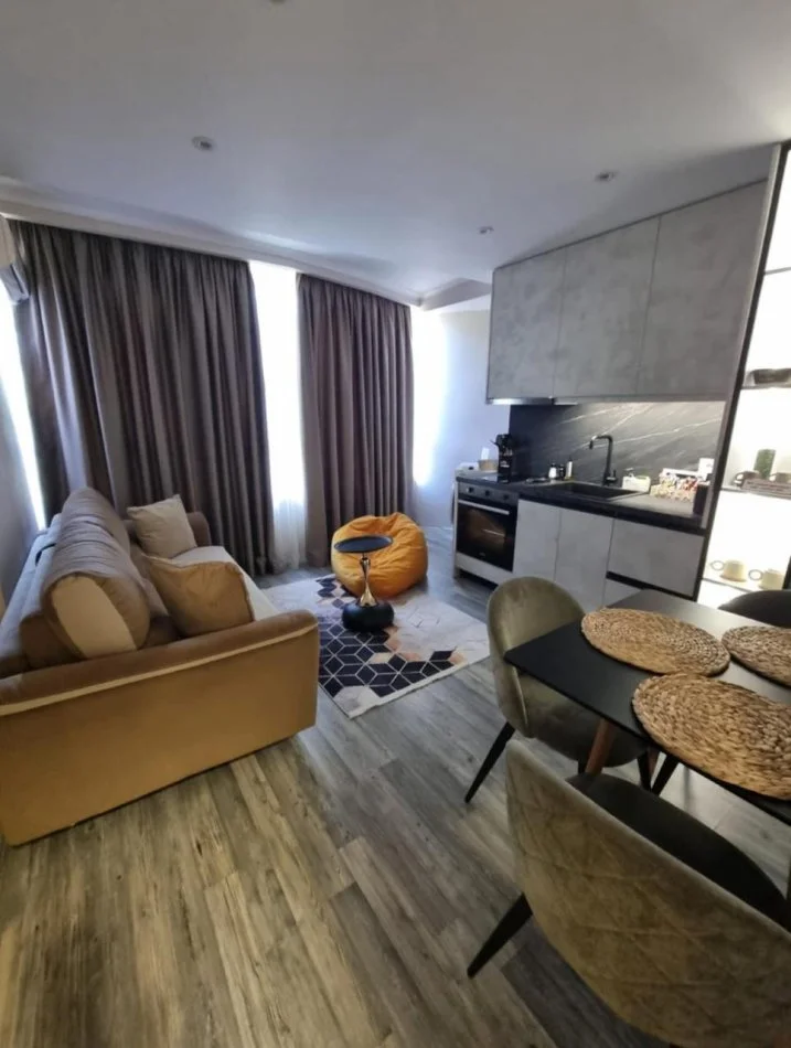 Tirane, jepet me qera apartament 2+1 Kati 2, 800 € (Tek Pazari i Ri)