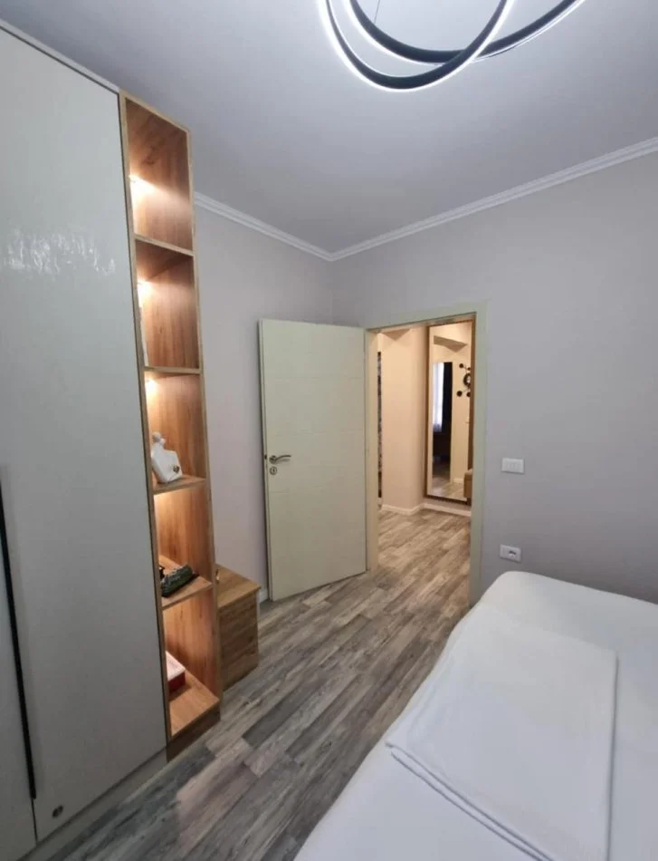 Tirane, jepet me qera apartament 2+1 Kati 2, 800 € (Tek Pazari i Ri)