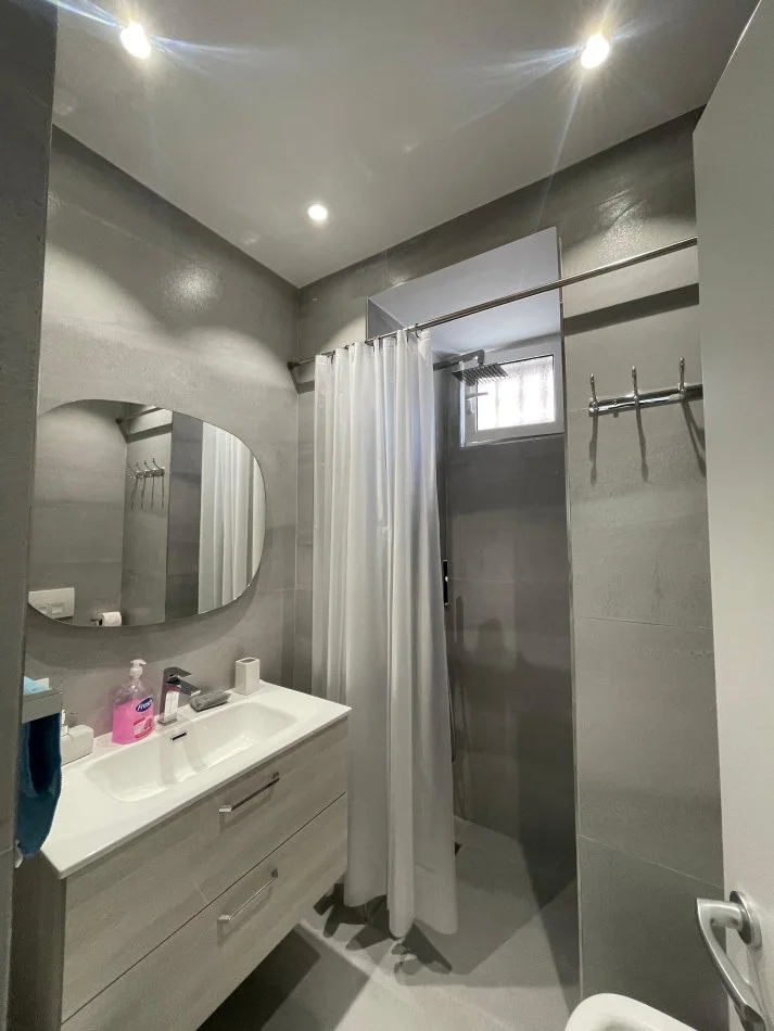 Tirane, jepet me qera shtepi 2+1 Kati 1, 800 € (Rruga e Kavajes, Qender)