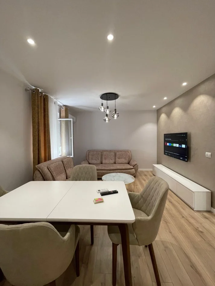 Tirane, jepet me qera shtepi 2+1 Kati 1, 800 € (Rruga e Kavajes, Qender)