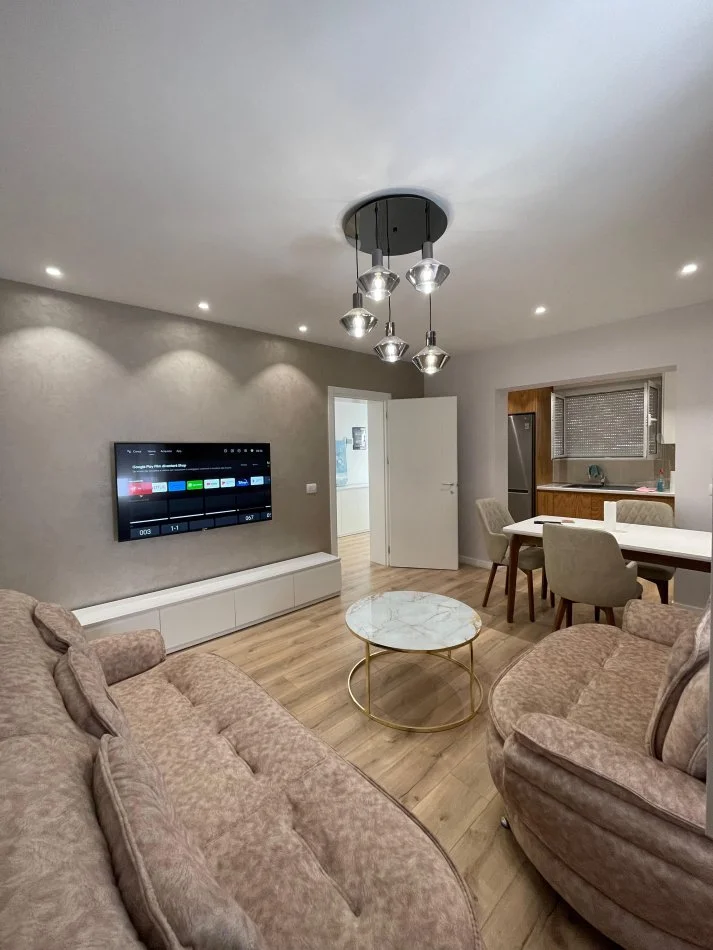 Tirane, jepet me qera shtepi 2+1 Kati 1, 800 € (Rruga e Kavajes, Qender)