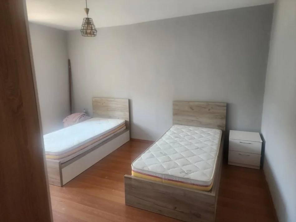 Tirane, jepet me qera apartament 2+1+Ballkon Kati 4, 80 m² 500 € (irfan tomini)