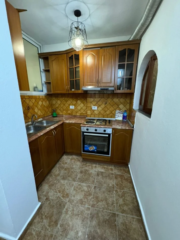 Tirane, jepet me qera apartament 2+1+Ballkon Kati 4, 80 m² 500 € (irfan tomini)