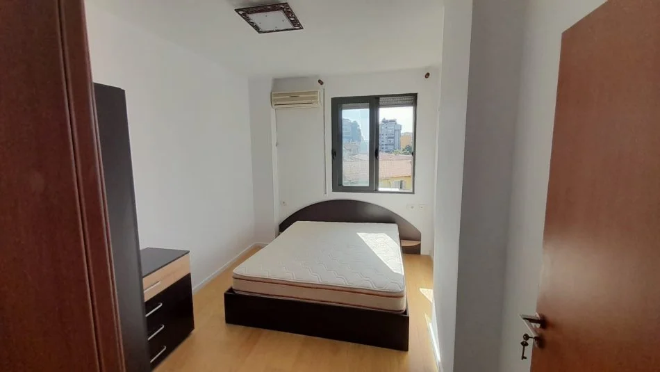 Tirane, jepet me qera apartament 1+1 Kati 4, 62 m² 600 € (zef Jubani)