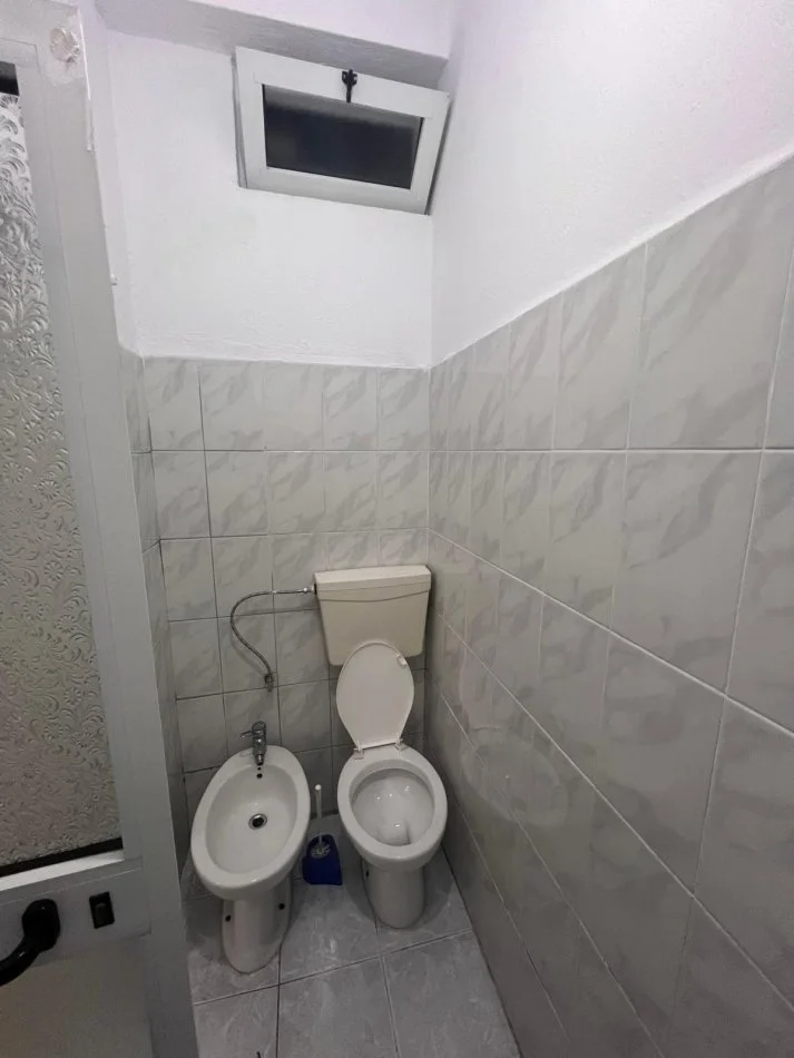 Tirane, jepet me qera apartament 1+1 Kati 1, 60 m² 310 € (hysen loci)