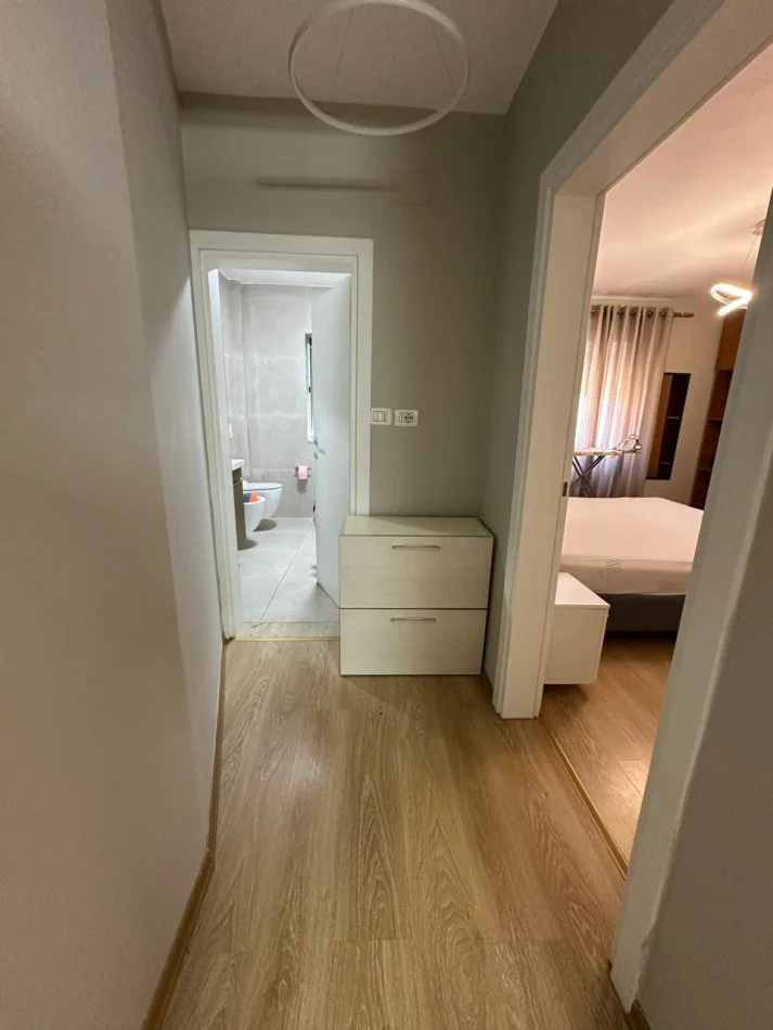 Tirane, jepet me qera apartament 1+1 Kati 4, 600 € (Midis Vasil Shantos dhe Komunes se Parisit, tek KESH)