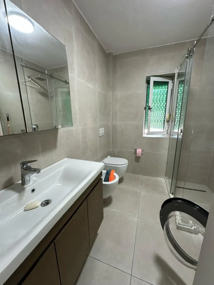 Tirane, jepet me qera apartament 1+1 Kati 4, 600 € (Midis Vasil Shantos dhe Komunes se Parisit, tek KESH)