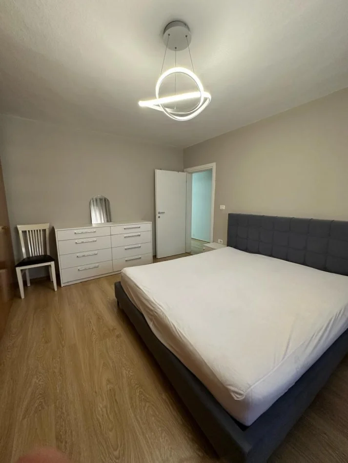 Tirane, jepet me qera apartament 1+1 Kati 4, 600 € (Midis Vasil Shantos dhe Komunes se Parisit, tek KESH)