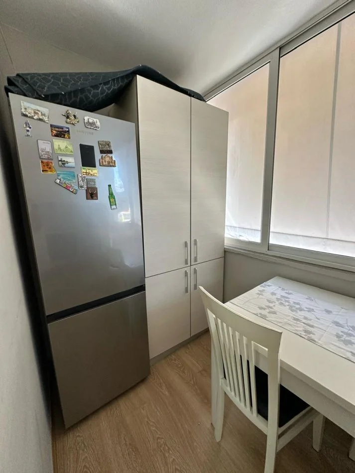 Tirane, jepet me qera apartament 1+1 Kati 4, 600 € (Midis Vasil Shantos dhe Komunes se Parisit, tek KESH)