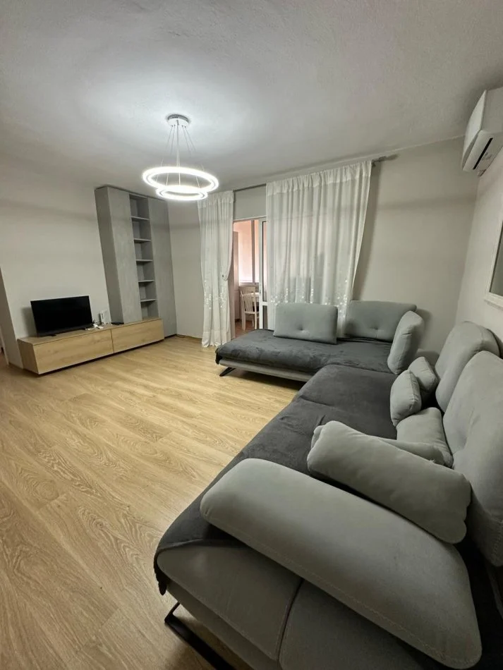 Tirane, jepet me qera apartament 1+1 Kati 4, 600 € (Midis Vasil Shantos dhe Komunes se Parisit, tek KESH)