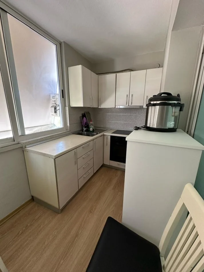 Tirane, jepet me qera apartament 1+1 Kati 4, 600 € (Midis Vasil Shantos dhe Komunes se Parisit, tek KESH)