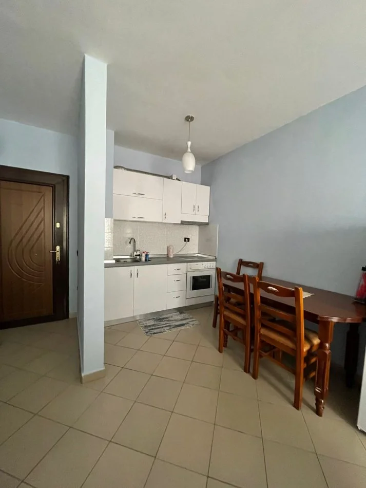 Tirane, jepet me qera apartament 1+1+Ballkon Kati 4, 67 m² 360 € (restorant qesaraka)