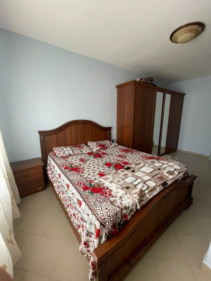 Tirane, jepet me qera apartament 1+1+Ballkon Kati 4, 67 m² 360 € (restorant qesaraka)