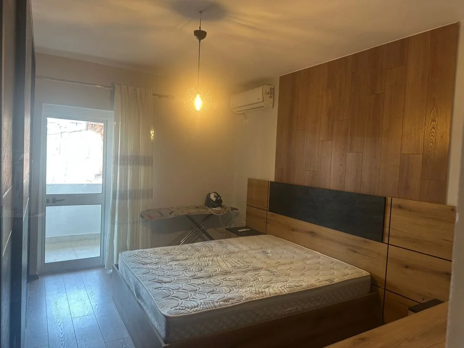 Tirane, jepet me qera apartament 3+1+Ballkon Kati 4, 100 m² 800 € (Rr Durresit)