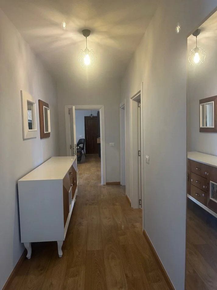 Tirane, jepet me qera apartament 3+1+Ballkon Kati 4, 100 m² 800 € (Rr Durresit)