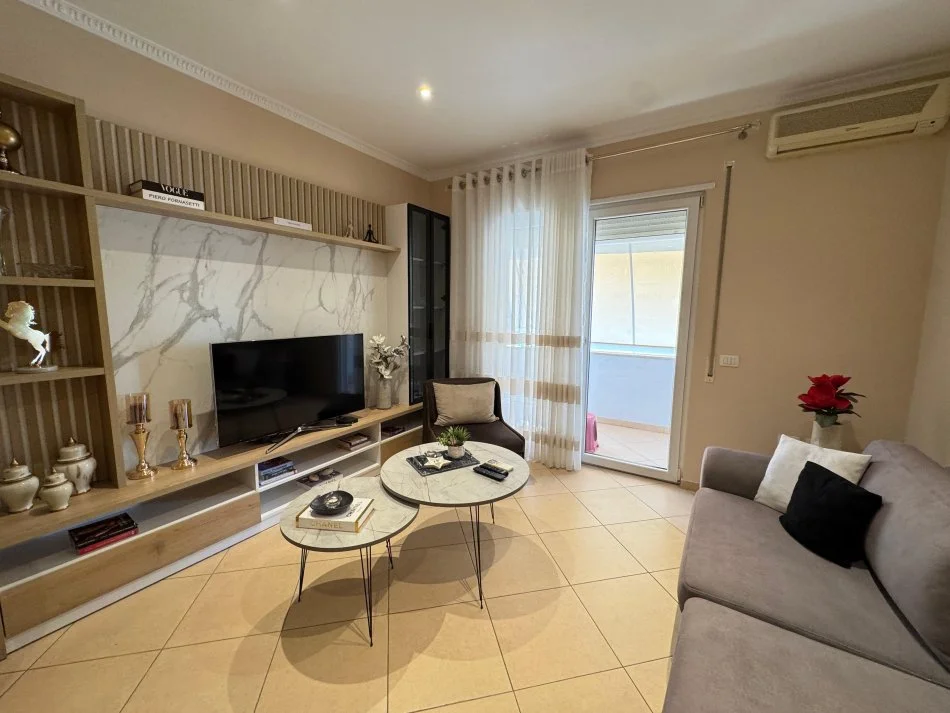 Tirane, jepet me qera apartament 1+1+Ballkon Kati 4, 70 m² 600 € (Perballe Delijorgjit)