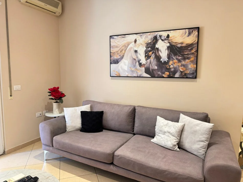 Tirane, jepet me qera apartament 1+1+Ballkon Kati 4, 70 m² 600 € (Perballe Delijorgjit)