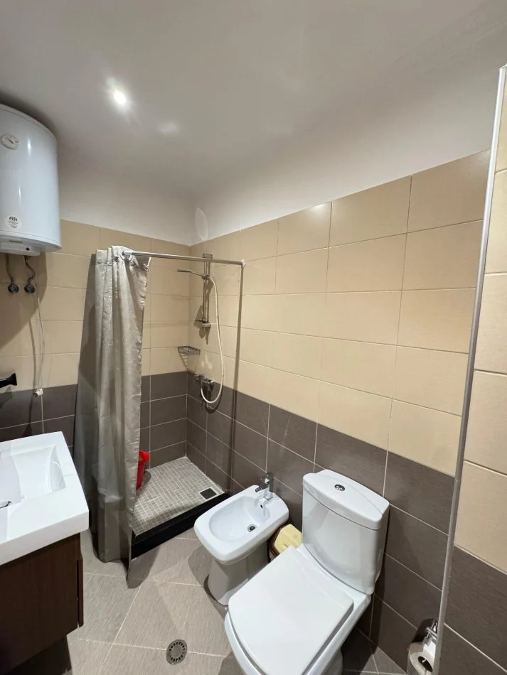 Tirane, jepet me qera apartament 1+1+Ballkon Kati 4, 70 m² 600 € (Perballe Delijorgjit)