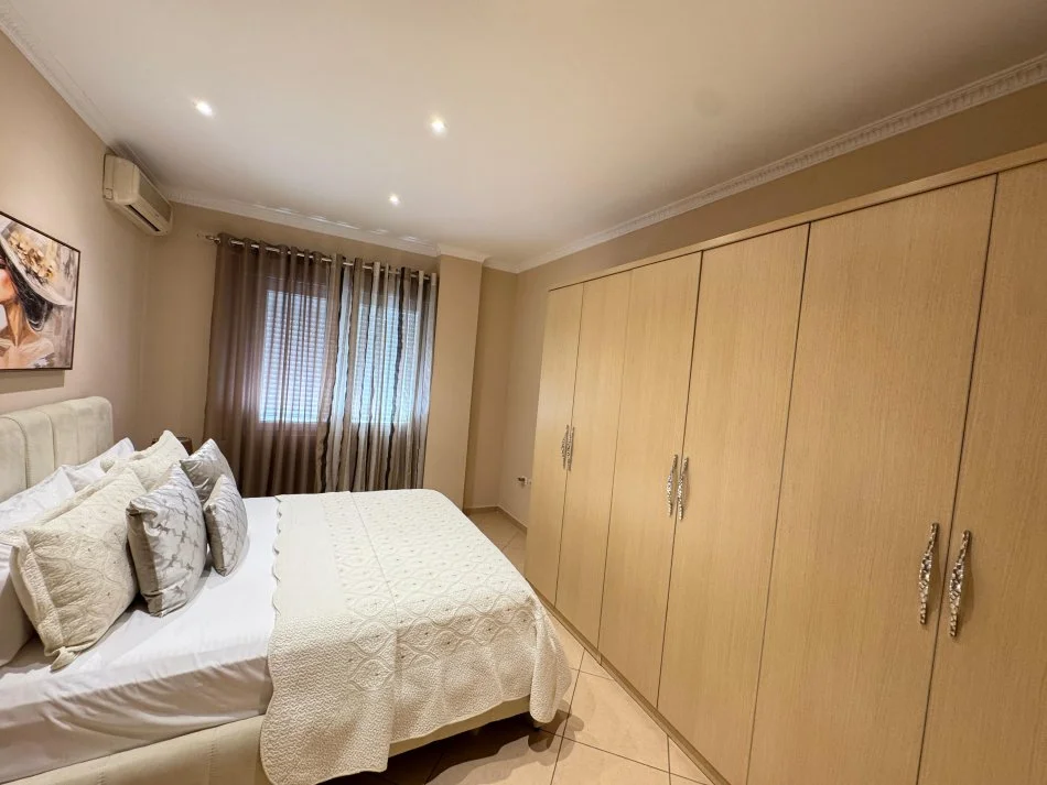 Tirane, jepet me qera apartament 1+1+Ballkon Kati 4, 70 m² 600 € (Rruga e Kavajes)