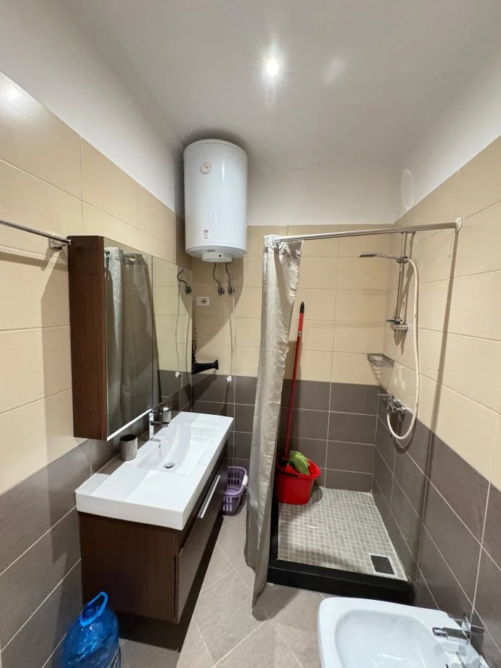 Tirane, jepet me qera apartament 1+1+Ballkon Kati 4, 70 m² 600 € (Rruga e Kavajes)