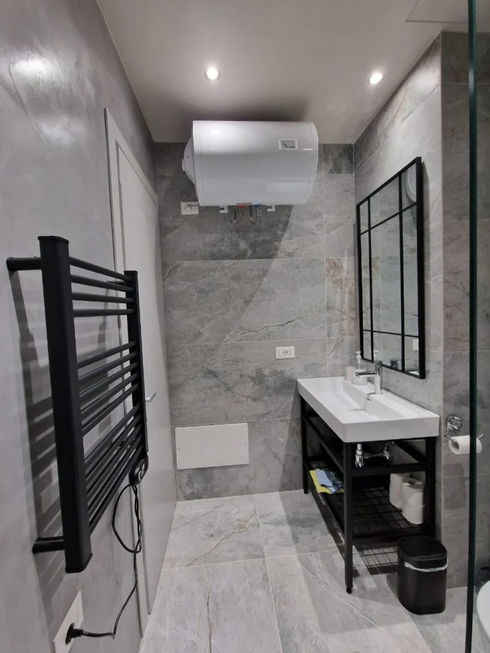 Tirane, jepet me qera apartament 1+1+Ballkon Kati 2, 65 m² 650 € (Liqeni i thate)