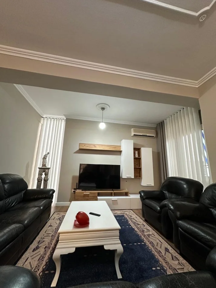 Tirane, jepet me qera apartament 2+1+Ballkon Kati 3, 110 m² 750 € 