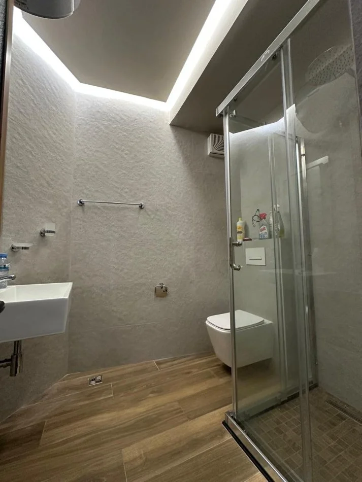 Tirane, jepet me qera apartament 2+1+Ballkon Kati 3, 110 m² 750 € 