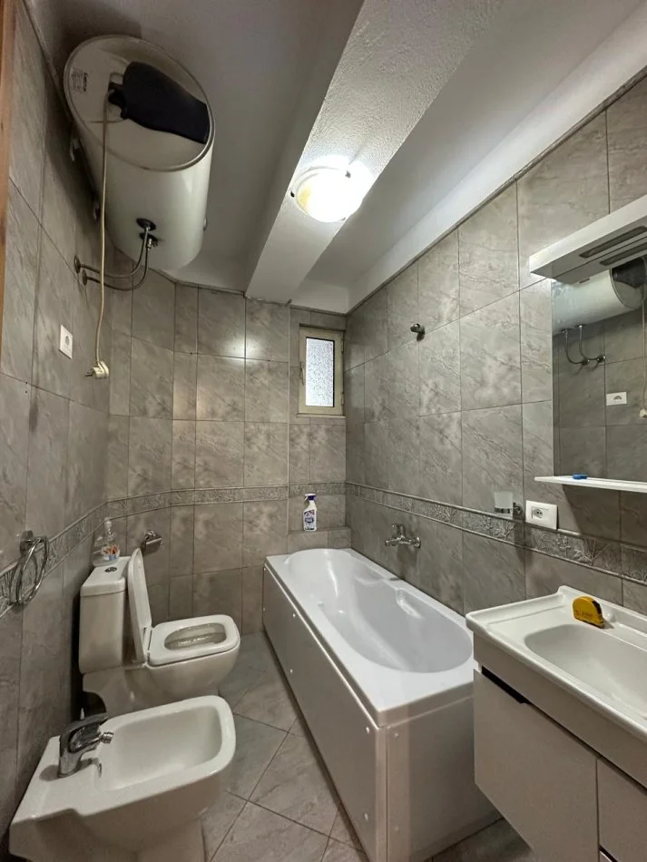 Tirane, jepet me qera apartament 2+1+Ballkon Kati 3, 110 m² 750 € 