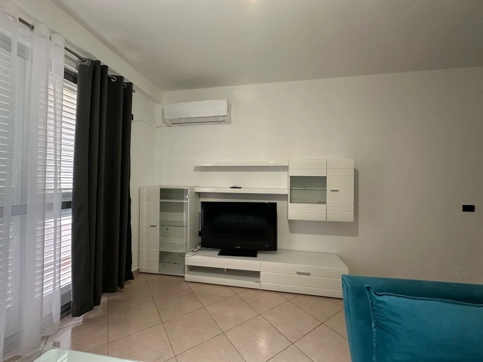 Tirane, jepet me qera apartament 2+1+Ballkon Kati 3, 100 m² 500 € (Eqerem Cabej)