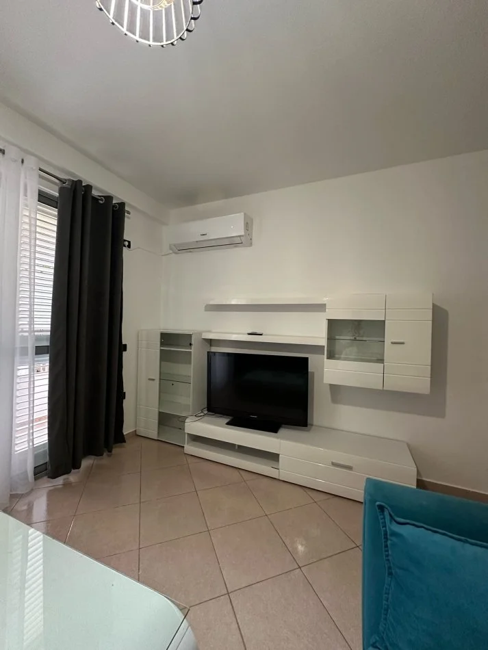 Tirane, jepet me qera apartament 2+1+Ballkon Kati 3, 100 m² 500 € (Eqerem Cabej)
