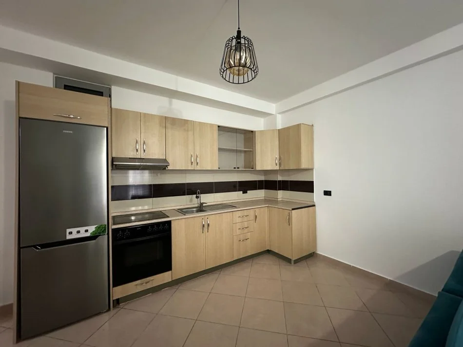 Tirane, jepet me qera apartament 2+1+Ballkon Kati 3, 100 m² 500 € (Eqerem Cabej)