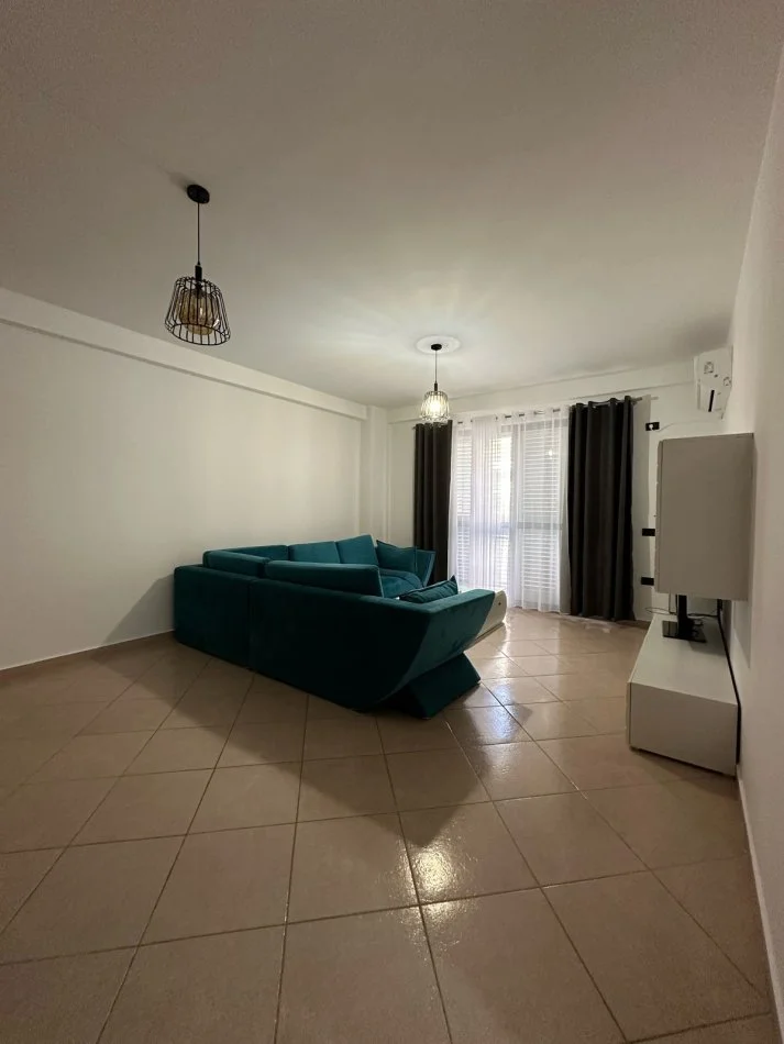 Tirane, jepet me qera apartament 2+1+Ballkon Kati 3, 100 m² 500 € (Eqerem Cabej)