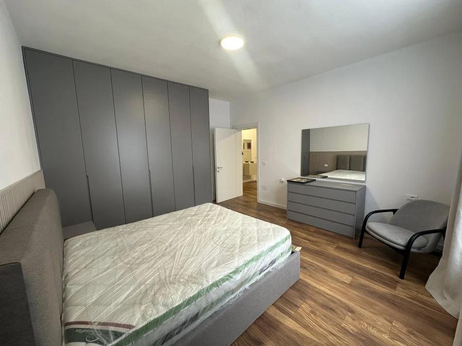 Tirane, jepet me qera apartament 2+1+Ballkon Kati 2, 100 m² 800 € (Selvia)