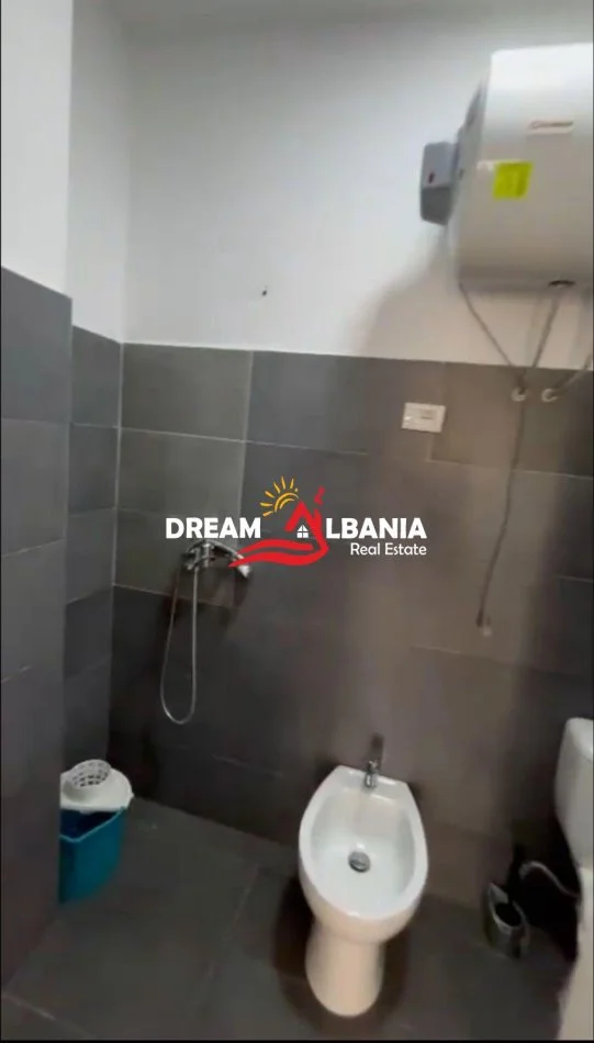 Tirane, jepet me qera zyre Kati 2, 33 m² 550 € (ne Myslym Shyr, prane Gjykates se Larte)