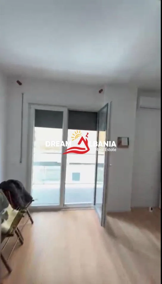 Tirane, jepet me qera zyre Kati 2, 33 m² 550 € (ne Myslym Shyr, prane Gjykates se Larte)