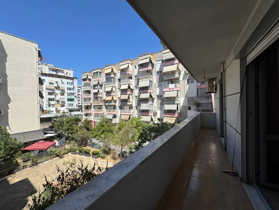 Tirane, jepet me qera apartament 2+1+Aneks+Ballkon Kati 3, 120 m² 650 € (RRUGA LIMAN KABA)