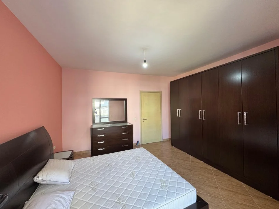 Tirane, jepet me qera apartament 2+1+Aneks+Ballkon Kati 3, 120 m² 650 € (RRUGA LIMAN KABA)