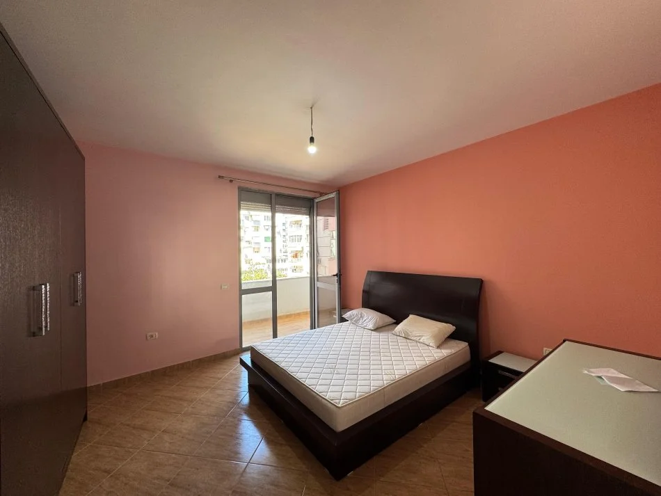 Tirane, jepet me qera apartament 2+1+Aneks+Ballkon Kati 3, 120 m² 650 € (RRUGA LIMAN KABA)