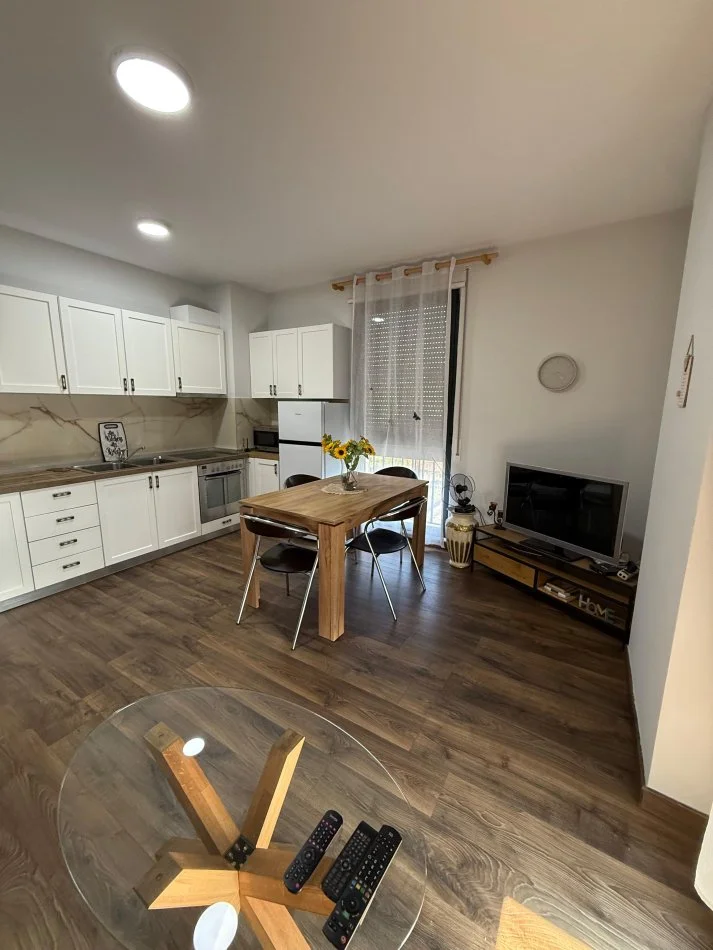 Tirane, jepet me qera apartament 1+1+Ballkon Kati 8, 65 m² 650 € (Parku Olimpik)