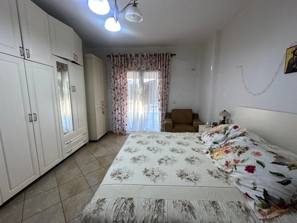 Tirane, jepet me qera apartament 1+1+Ballkon Kati 3, 65 m² 550 € (Prane Komunes se Parisit)