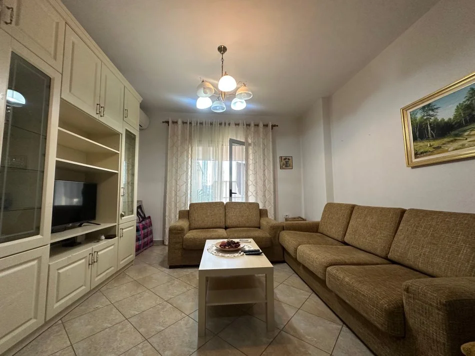 Tirane, jepet me qera apartament 1+1+Ballkon Kati 3, 65 m² 550 € (Prane Komunes se Parisit)