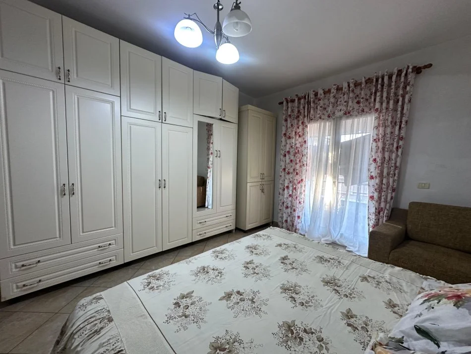 Tirane, jepet me qera apartament 1+1+Ballkon Kati 3, 65 m² 550 € (Prane Komunes se Parisit)