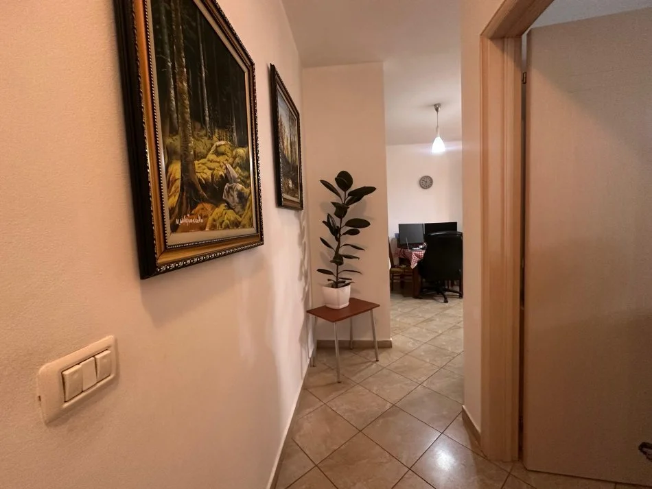 Tirane, jepet me qera apartament 1+1+Ballkon Kati 3, 65 m² 550 € (Prane Komunes se Parisit)