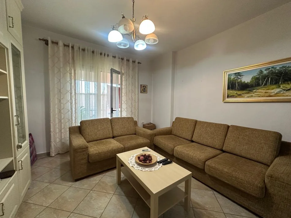 Tirane, jepet me qera apartament 1+1+Ballkon Kati 3, 65 m² 550 € (Prane Komunes se Parisit)