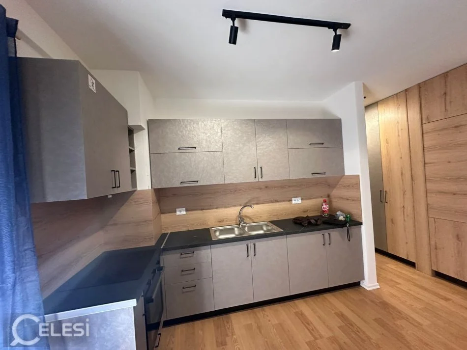 Tirane, jepet me qera apartament 1+1+Ballkon Kati 3, 70 m² 550 € (Selite)