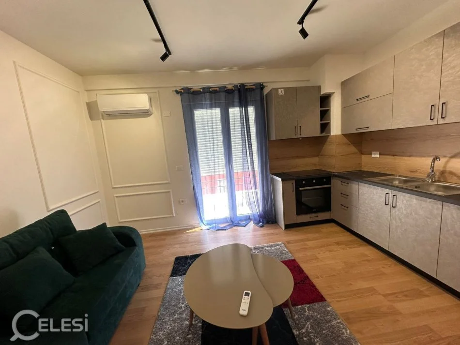 Tirane, jepet me qera apartament 1+1+Ballkon Kati 3, 70 m² 550 € (afer xhamise se selites)