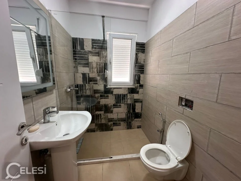 Tirane, jepet me qera apartament 1+1+Ballkon Kati 3, 70 m² 550 € (afer xhamise se selites)