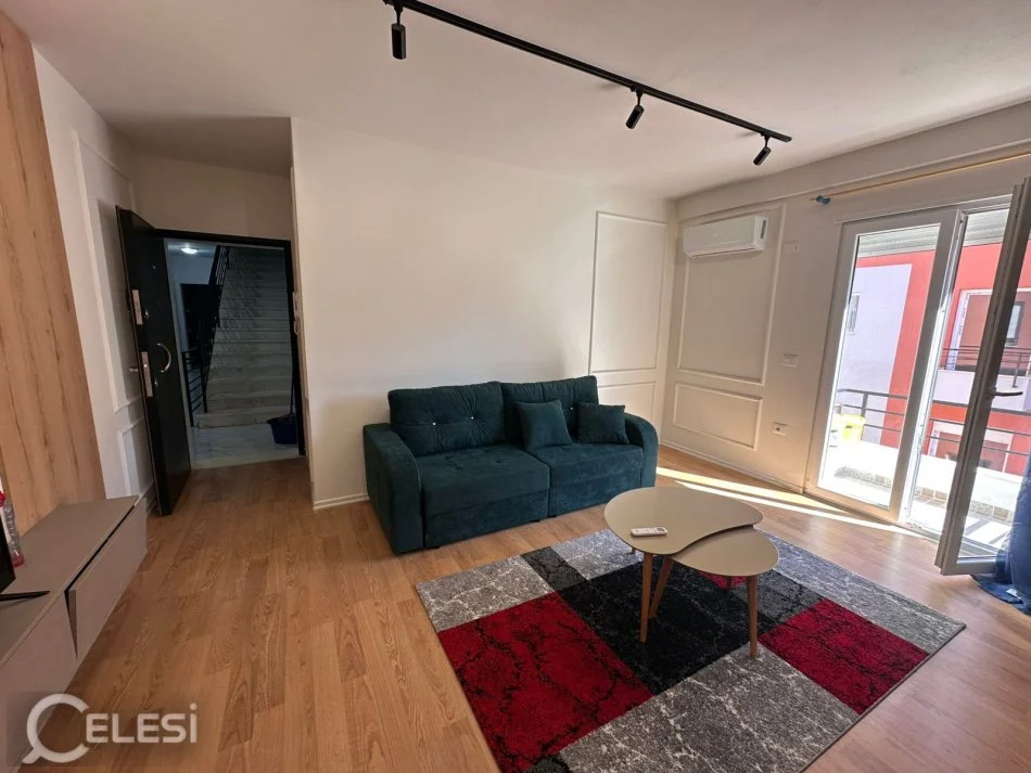 Tirane, jepet me qera apartament 1+1+Ballkon Kati 3, 70 m² 550 € (afer xhamise se selites)