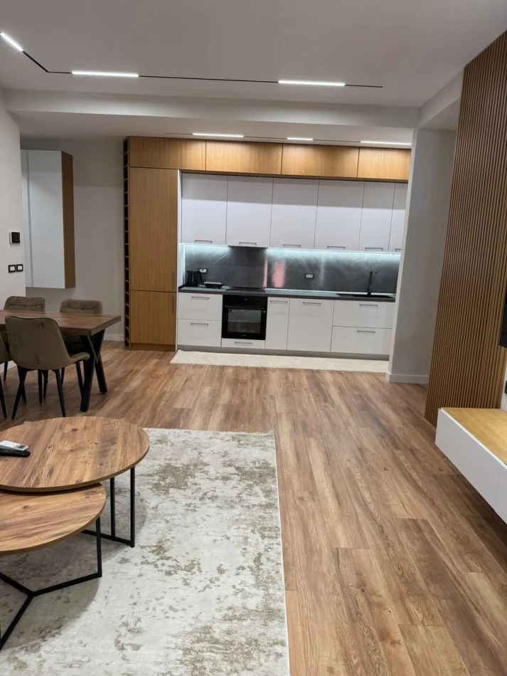 Tirane, jepet me qera apartament 1+1+Ballkon Kati 3, 78 m² 1.000 € (Kompleksi Delijorgji)